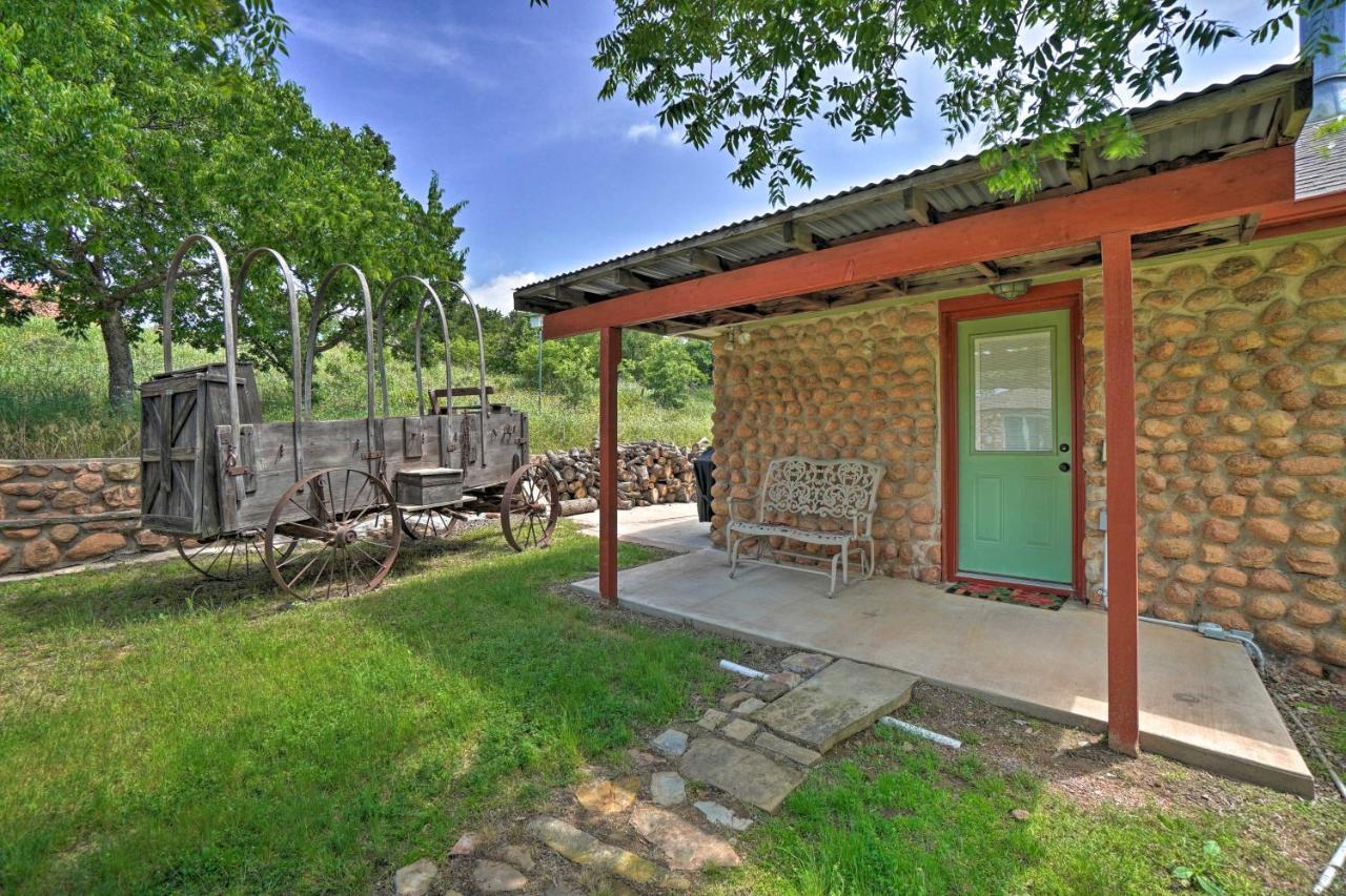 Charming Hilltop Cottage In Medicine Park! Екстериор снимка